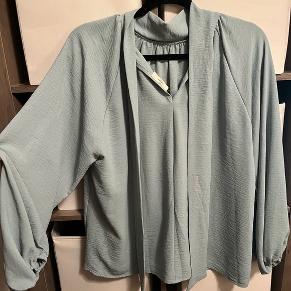 Entro Blouse - Picture 2 of 3